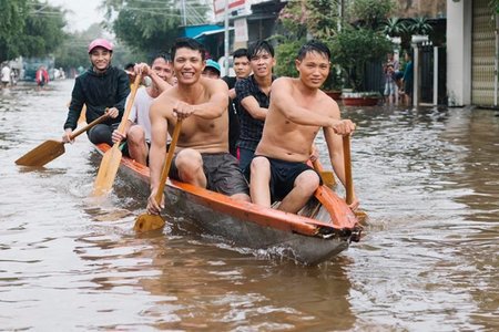Phú Quốc ngập lụt nặng, sơ tán người dân đến nơi an toàn