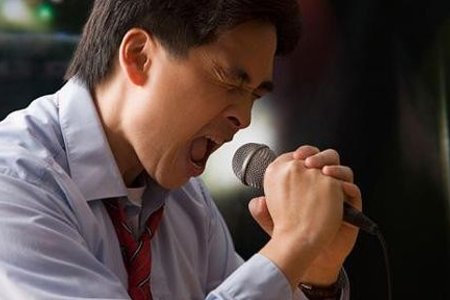 Liên tục lên nốt cao khi hát karaoke, cụ ông 65 tuổi bị xẹp phổi