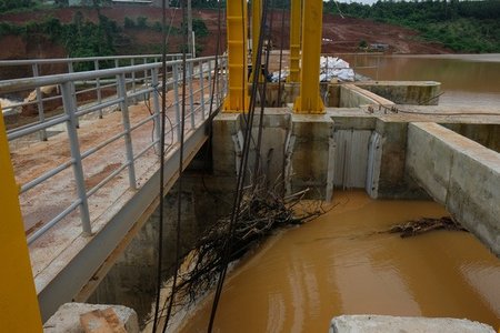 Sự cố kẹt van xả tại đập thủy điện Đắk Kar vẫn chưa khắc phục được