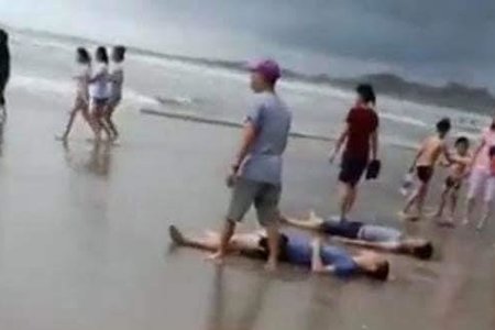 Du khách tắm biển lúc mưa to sóng lớn, 5 người chết ở Bình Thuận