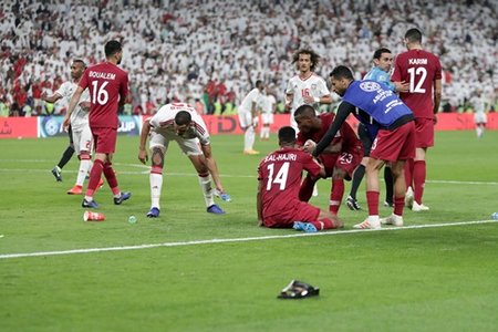 Liên đoàn Bóng đá UAE nhận án phạt vì để CĐV ném giầy, vật thể xuống sân