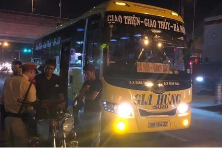 CSGT Hà Nội bắt xe khách 29 chỗ nhồi 45 người từ phản ánh qua facebook