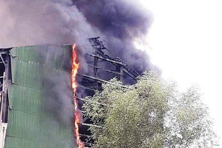 Cháy dữ dội tại lò luyện thiếc ở Nghệ An, nhiều công nhân hoảng loạn thoát ra ngoài