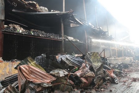 Hiện trường tan hoang sau đêm cháy kinh hoàng tại nhà máy Rạng Đông