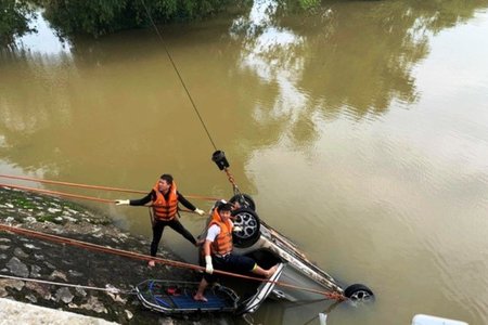 Vụ taxi rơi xuống sông Cầu Chày: Tìm thấy thi thể người phụ nữ