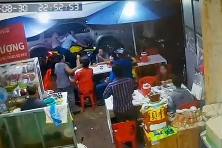 Trích xuất camera vụ Xã đội trưởng đập xe của Bộ Công an tại quán ăn