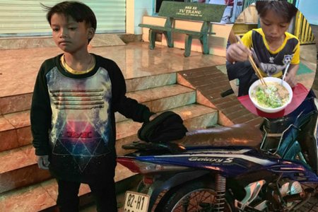 Công an đưa bé trai 13 tuổi tự chạy xe máy vượt 300km từ Kon Tum đến Đắk Lắk về nhà