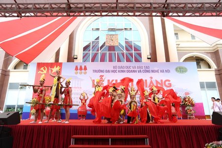 Trường ĐH Kinh doanh và Công nghệ Hà Nội tưng bừng tổ chức Lễ khai giảng chào đón Tân sinh viên khóa 24 (Năm học 2019 - 2020)