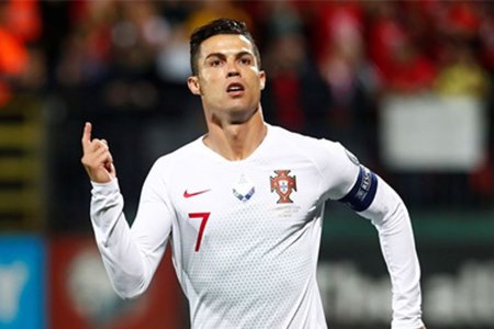 Ronaldo tiến gần kỷ lục ghi bàn cho ĐTQG