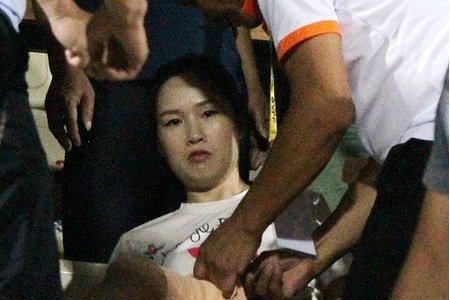 Fan nữ nhập viện cấp cứu vì bỏng pháo sáng ở sân Hàng Đẫy
