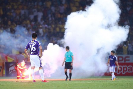 Sân Hàng Đẫy bị treo 2 trận, CĐV Nam Định không được đi sân khách đến hết mùa