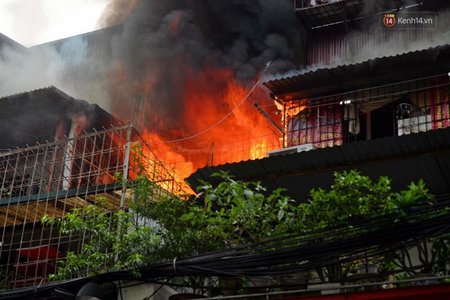 Hà Nội: Cháy lớn khu tập thể Kim Liên