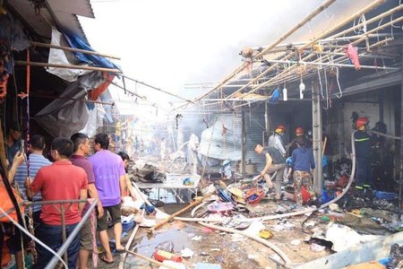 Hà Nội: Cháy lớn ở chợ Tó Đông Anh