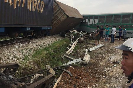 Tàu hỏa đâm nát xe tải, tài xế bị thương nặng ở Nghệ An
