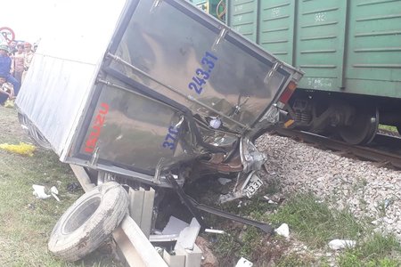 Nguyên nhân tàu hoả đâm xe tải, tài xế nhập viện nguy kịch ở Nghệ An