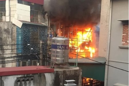 Cháy dữ dội căn nhà 3 tầng trong ngõ ở Hà Nội, khói đen bao trùm cả khu dân cư