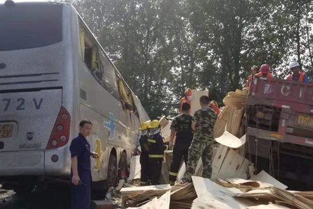 Xe khách nổ lốp, đâm vào xe tải làm 36 người chết ở Trung Quốc