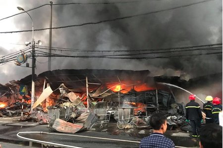 Thanh Hóa: Chợ tạm cháy nhút trời, 400 ki ốt bị thiêu rụi