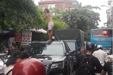 Cô gái nghi ngáo đá trèo lên nóc ô tô nhảy múa khiến cả tuyến phố ở Hà Nội ùn tắc