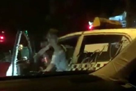Lái xe taxi Thanh Nga hung hăng dọa đốt xe Camry đang dừng đèn đỏ