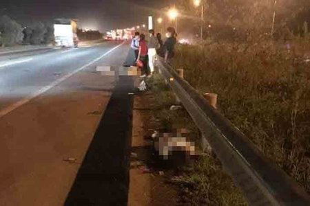 Băng qua đường cao tốc, nhóm công nhân bị xe khách đâm tử vong 2 người