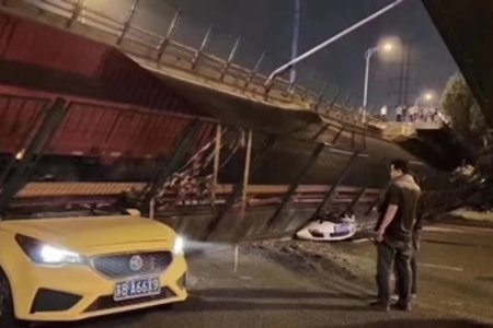 Sập cầu cạn vào giờ cao điểm ở Trung Quốc, 3 ôtô bị nghiền nát