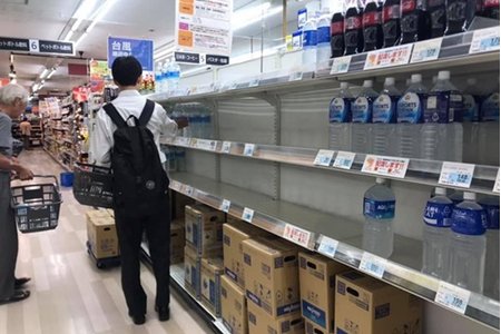 Người dân Nhật Bản 'càn quét' siêu thị, căng mình đối phó với siêu bão mạnh nhất 60 năm qua