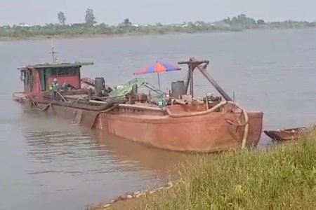 Nam Trực-Nam Định: Cần làm rõ việc nhiều tàu 'lạ' khai thác cát trên sông Hồng