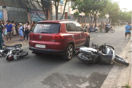 TP.HCM: Nữ tài xế ô tô đâm hàng loạt xe máy của phụ huynh chờ đón con trước cổng trường