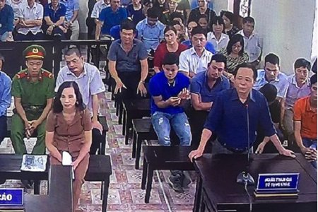 Xét xử vụ gian lận điểm thi tại Hà Giang: Bí ẩn về con lợn nhựa màu xanh lá