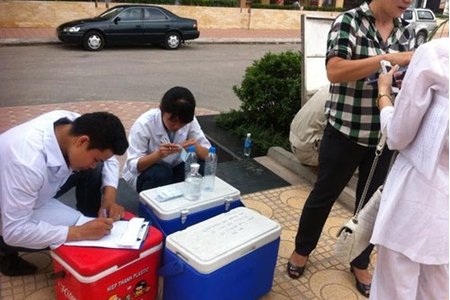 Bộ Y tế tư vấn xét nghiệm miễn phí cho cư dân vùng sử dụng nước sạch sông Đà nhiễm dầu thải