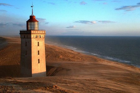 Đan Mạch chi 750.000 USD dịch chuyển ngọn hải đăng có nguy cơ rơi xuống biển