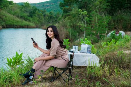 Hoa hậu Tiểu Vy khoe vẻ đẹp rạng rỡ đầy sức sống giữa núi rừng Tây Nguyên