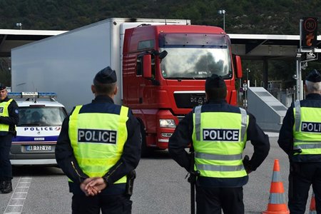 Pháp bắt giữ xe tải chở 31 người nhập cư gần biên giới Ý