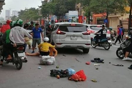 Ô tô 'điên' bất ngờ tăng ga tông hàng loạt xe máy giữa Thủ đô, 5 người bị thương