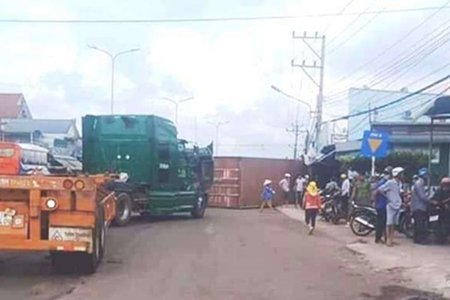 Bình Phước: Thùng container bất ngờ rơi xuống đường, đè 2 vợ chồng tử vong