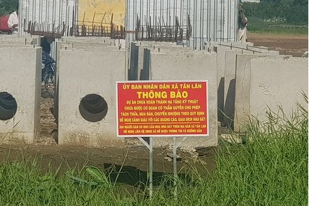 Long An: Chính quyền địa phương cắm biển cảnh báo tại dự án Lotus New City