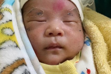 Nam Định: Bé trai 10 ngày tuổi bị mẹ trẻ 16 tuổi bỏ rơi