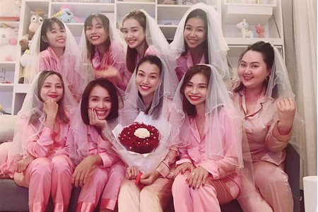 Hoàng Oanh cùng hội bạn thân tổ chức tiệc độc thân tràn ngập sắc hồng