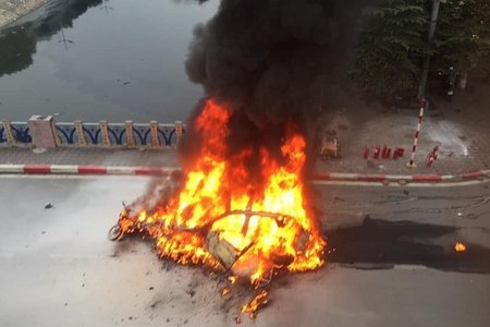Ôtô Mercedes bốc cháy dữ dội sau tai nạn liên hoàn, một người chết
