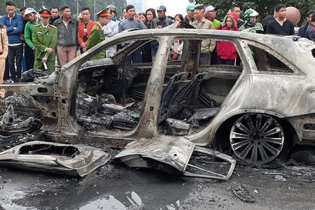 Lý giải nguyên nhân chiếc Mercedes bốc cháy dữ dội sau tai nạn tại Hà Nội