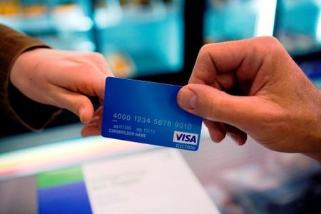 Phạt từ 30-100 triệu đồng khi mở thẻ ATM hộ người khác