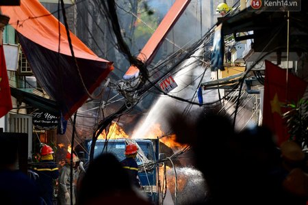 Hà Nội: Xe chở gas phát nổ, hàng trăm người dân hoảng hốt bỏ chạy