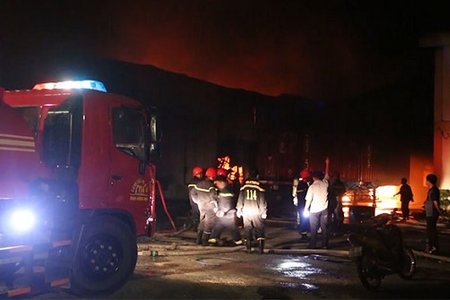 Cháy lớn tại khu công nghiệp ở Biên Hòa, nghi do nổ thùng hóa chất