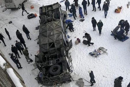 Xe buýt nổ lốp lật xuống sông băng giá lạnh ở Nga, 19 người chết tại chỗ