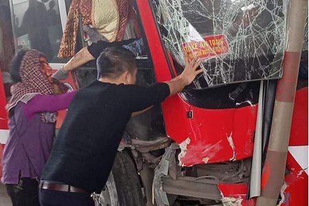 Xe khách giường nằm lao vào trạm thu phí Bỉm Sơn, 5 người bị thương