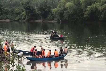 Lật thuyền chở 7 người vãn cảnh trên sông Hoàng Mai, 2 cha con thiệt mạng