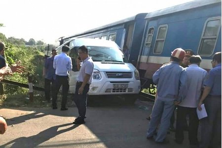 Đồng Nai: Xe khách bị tàu hỏa tông văng, 5 người bị thương