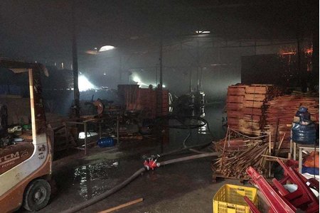 Bình Dương: Công ty gỗ bốc cháy lúc rạng sáng, nhiều vật liệu bị thiêu rụi
