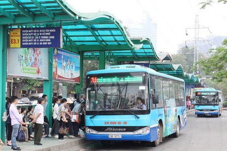 Hà Nội: Huy động 100 xe buýt đưa người hết hạn cách ly về địa phương
